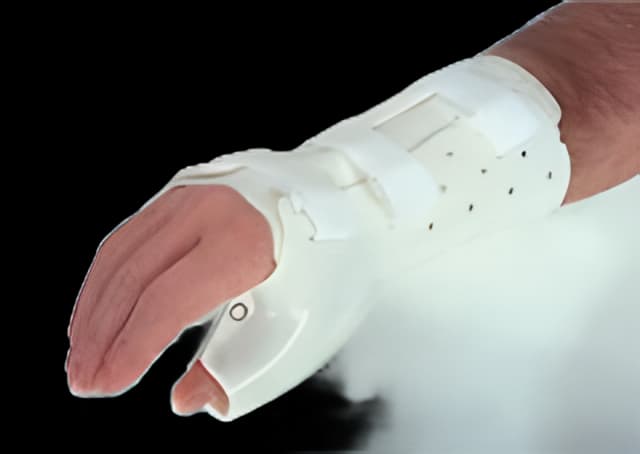 Wrist / Hand / Thumb Splint PlastiCast Polyethylene / Foam / Stockinette Right Hand White Medium